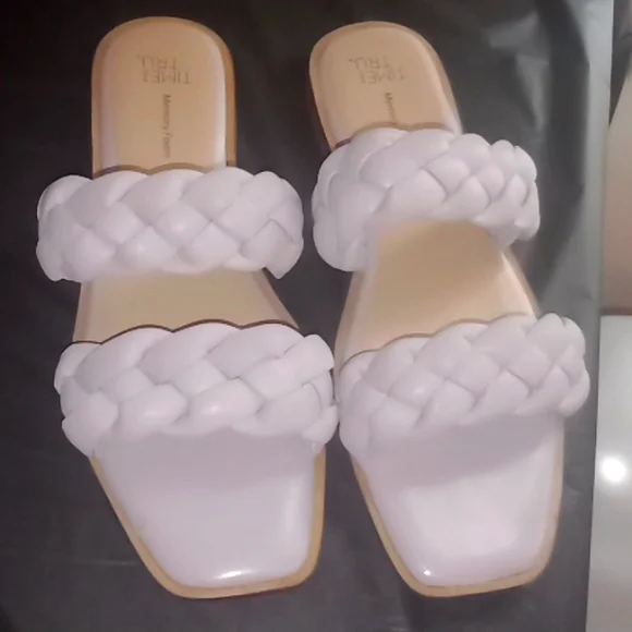 Cute sandals 😻🩴 - Picture 1 of 7